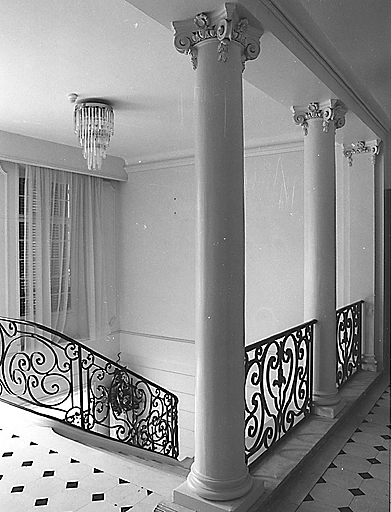 Grand escalier, vue prise du premier étage.