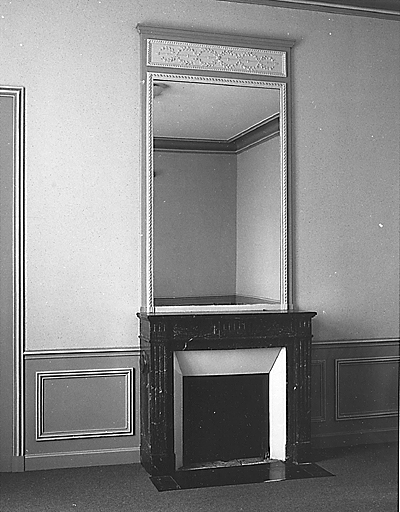 Cheminée de la chambre centrale, premier étage.