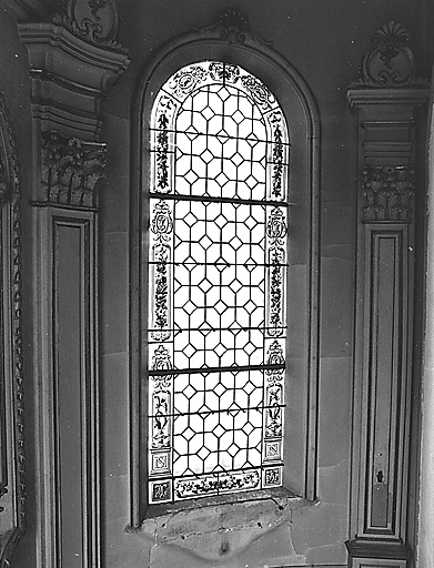 Chapelle du château, détail du vitrail nord-est.