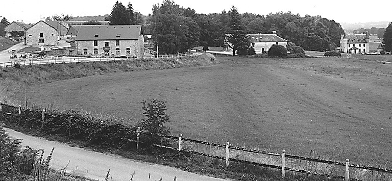 Dépendances agricoles et ancien manoir vus du sud-ouest.