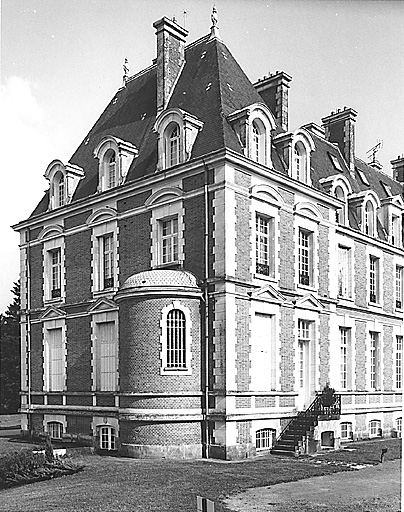 Pavillon nord et abside de la chapelle, vue prise du nord-est.