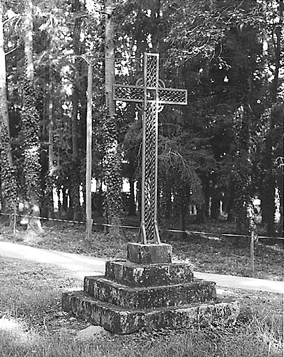 Croix en granite et en fer érigée au sud-est du château.