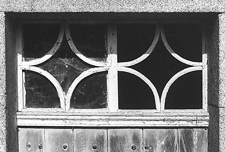 Lorioux. Logis de ferme. Détail d'imposte de porte au décor losangé en bois.