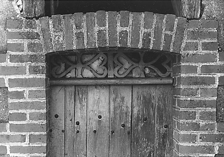 Puytabardeau. Logis : détail du décor de l'imposte. Cadastre 1985 D1 553.