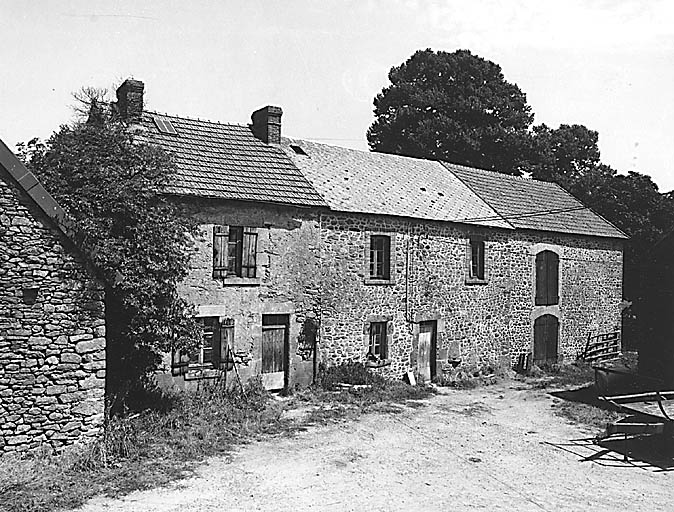 La Roche. Alignement de deux logis de ferme et d'un bâtiment agricole à deux niveaux. Cadastre D3/1403.