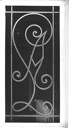 Façade est. Détail de la grille de la porte ornée du monogramme d'Auguste Lavalette.