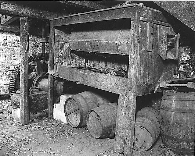 Rez-de-chaussée. Blutoir et mécanisme de transmission du moulin.