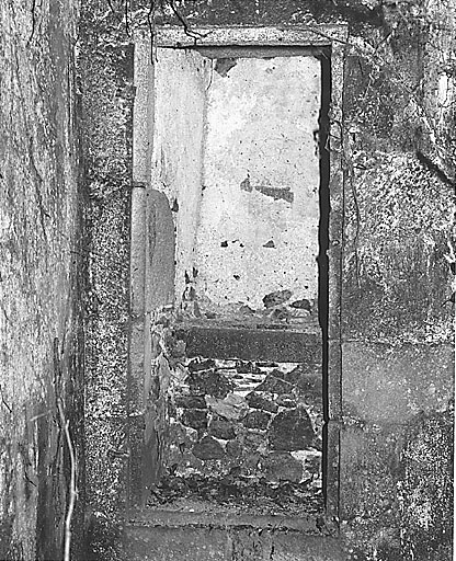 Pièce nord, premier étage. Niche de toilette dans le mur ouest.