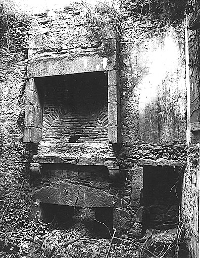 Partie nord-est : cheminées du rez-de-chaussée et du premier étage, vues de l'ouest. A droite de la cheminée du rez-de-chaussée, ancienne fenêtre fin 17e siècle, obturée.
