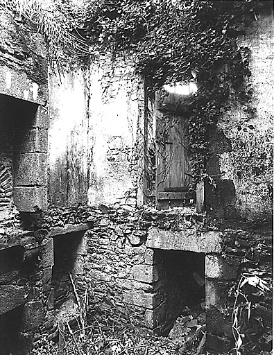 Partie nord-est ; angle sud-est : au rez-de-chaussée, ancienne porte dans le mur sud, condamnée par la construction de l'escalier extérieur, et ancienne fenêtre près de la cheminée. Au premier étage, porte d'accès sud par l'escalier extérieur (aménagement 19e siècle).