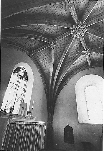 Vue partielle de la chapelle sud ou chapelle seigneuriale des Foucauld de Saint-Germain.