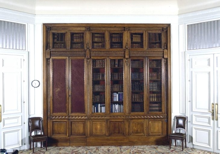 Bureau du préfet, détail de la bibliothèque.