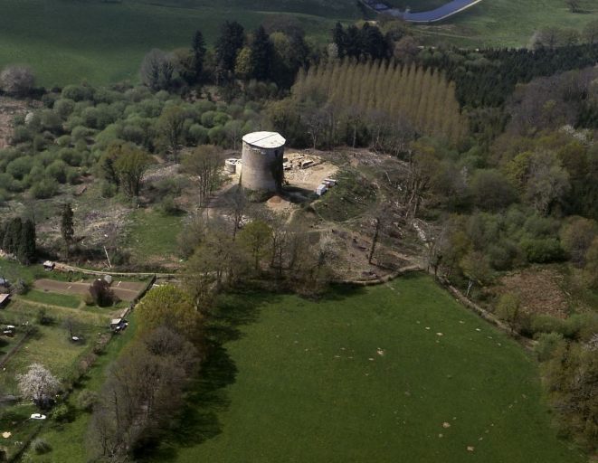 Vue aérienne rapprochée du site du château prise depuis l'est.