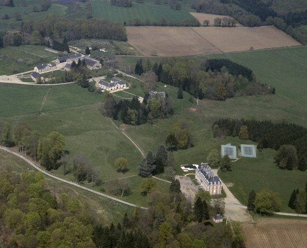 Vue aérienne depuis le sud-ouest du château et des dépendances.