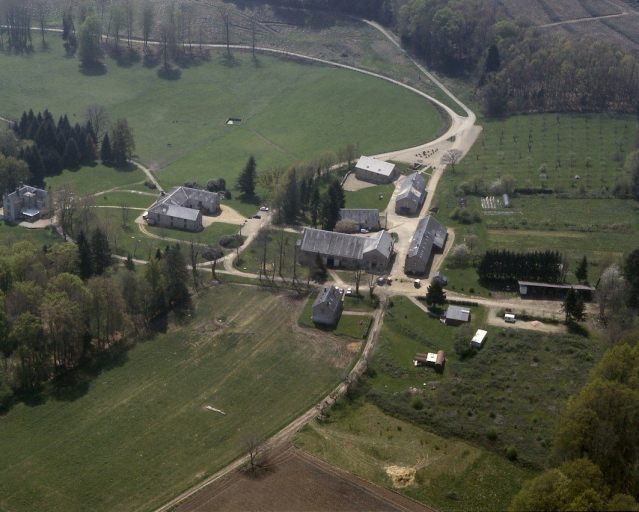 Vue aérienne depuis l'est des écuries et des dépendances.