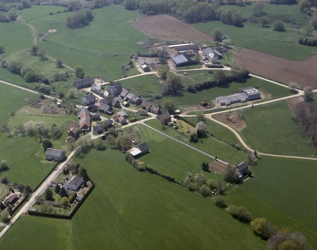 Lorioux. Vue aérienne du village depuis le nord-est.