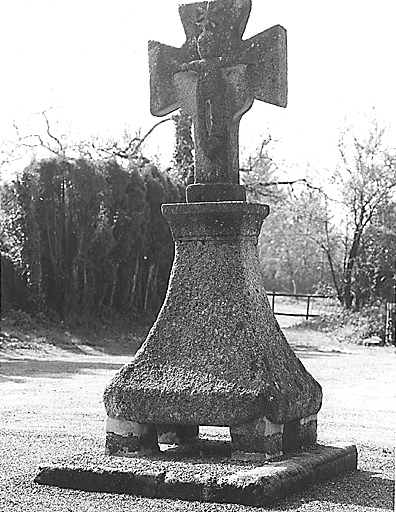 Face antérieure, face à l'église.