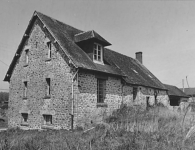 Logis dit du métayer. Vue d'ensemble de la façade est (la partie sud a été rajoutée).