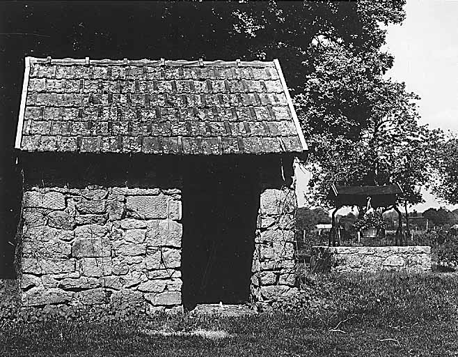 La Maisonbraud. Cabane et puits. Vue d'ensemble.