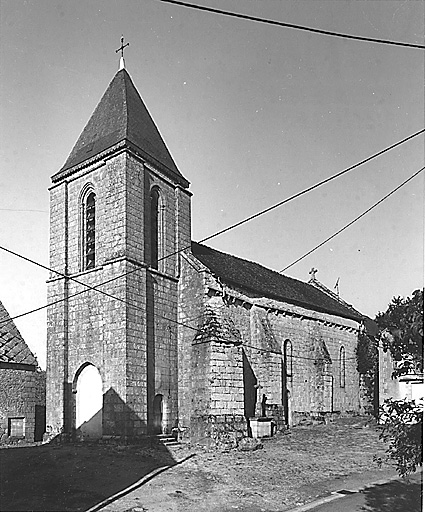 Vue d'ensemble, depuis le sud-ouest, du clocher porche et de la nef.