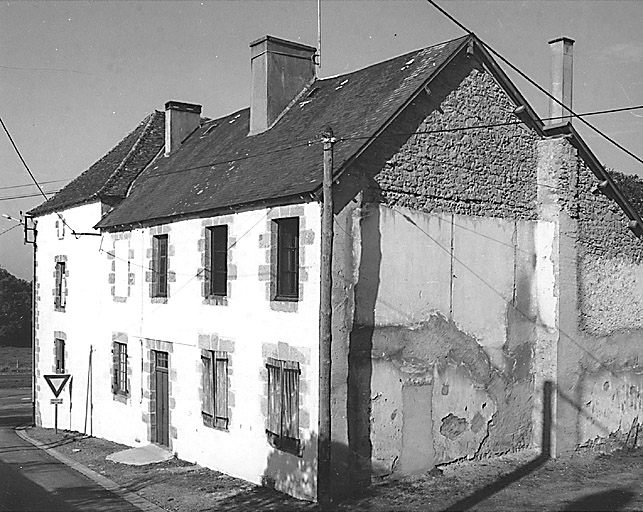 Vareilles. Maison, ancien relais de poste ? (cadastre 1986 C1 554). Vue d'ensemble de l'élévation sud.