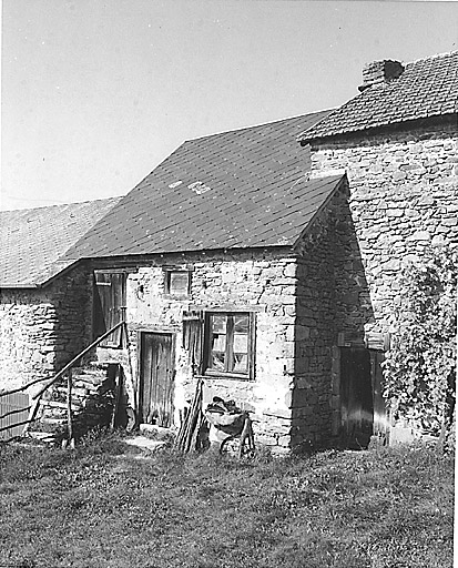 Logis. Vue de l'élévation sud avec l'escalier en pierre menant à l'étage de comble.