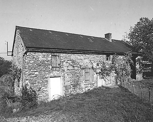 Clairbize. Logis de ferme datant probablement du 17e siècle, remanié et agrandi latéralement, probablement au 19e siècle (cadastre 1990 E1 133).