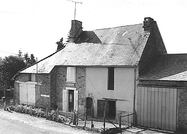Clairbize. Ferme (cadastre 1990 E1 222 à 224). Vue d'ensemble du logis datant probablement de la fin du 18e siècle avec la grange-étable, à droite et un atelier de charron, à gauche.