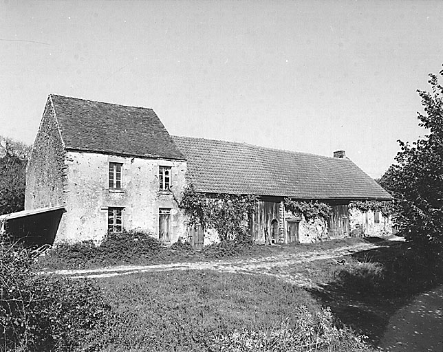 Vue d'ensemble du logis et de la grange étable.