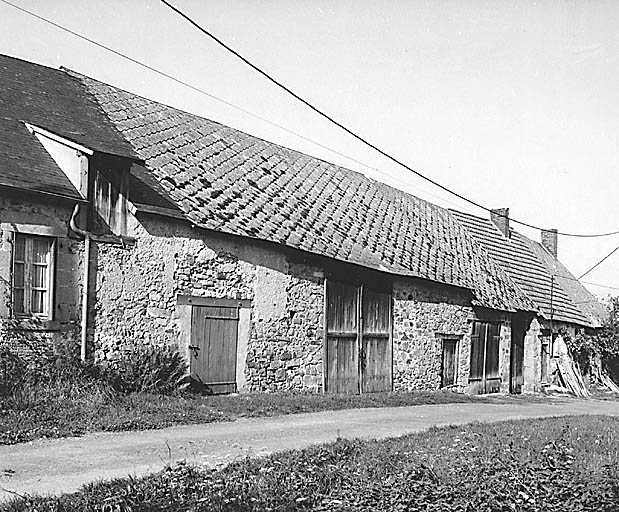 Villetenant. Alignement de deux granges-étables et de deux logis.