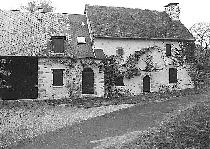 Peu Barbasson. Ferme en bloc à terre (cadastre 1986 B2 586). Vue d'ensemble du logis datant probablement du 17e siècle et de la grange-étable à laquelle ont été apportés des aménagements lors d'une restauration récente.