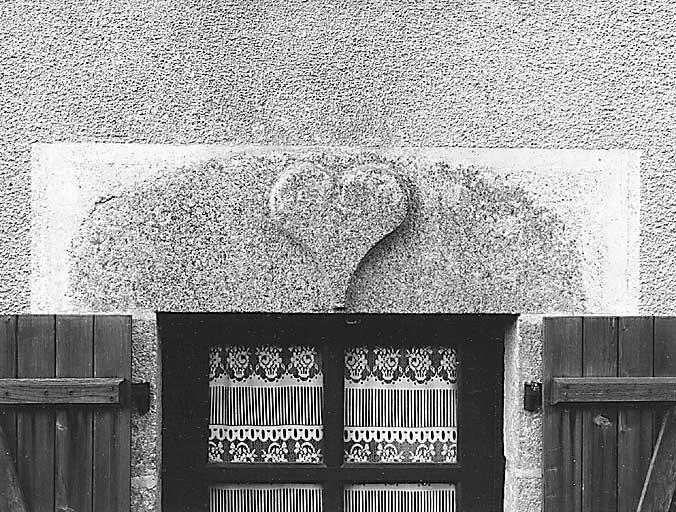 Fontvieille. Logis de ferme (cadastre 1986 B1 838). Vue du linteau d'une fenêtre orné d'un coeur sculpté en bas-relief.
