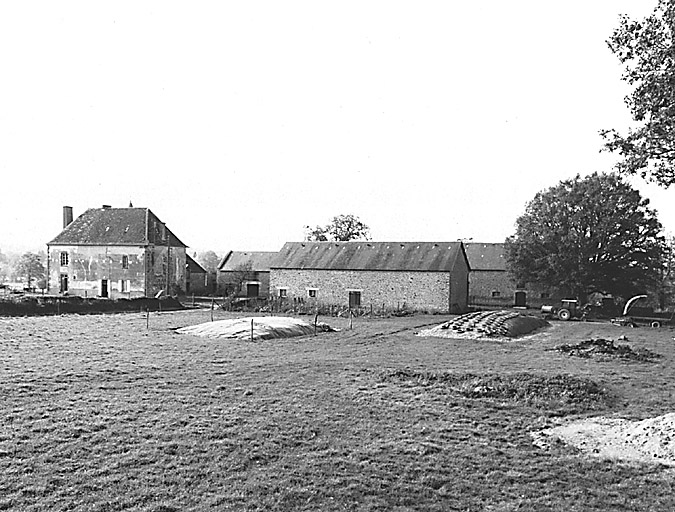 Vue de la façade est du logis et des dépendances.