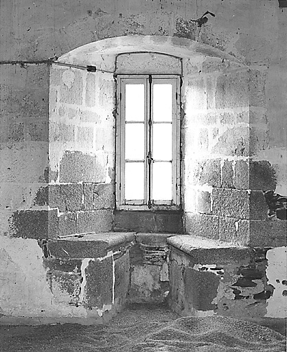 Intérieur. Premier étage, pièce nord, fenêtre à coussiège.