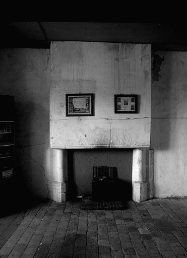 Intérieur. Premier étage, pièce sud. Cheminée.