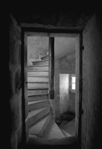 Intérieur. Premier étage, escalier en vis avec une révolution en pierre et une en bois.