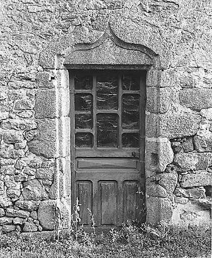 Bourg. Ferme. Détail de la porte.