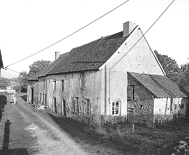Bourg. Fermes. Vue d'un alignement de deux logis et d'une grange-étable.
