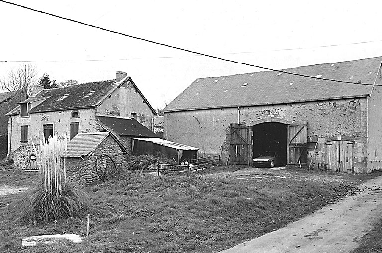 Clairbize. Ferme (cadastre 1990 E1 144). Vue d'ensemble du logis datant de la fin du 18e siècle et de la grange construite au début du 20e siècle (la date de 1903 est inscrite).