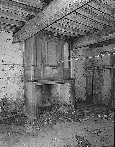 Intérieur, premier étage, pièce sud. Cheminée.
