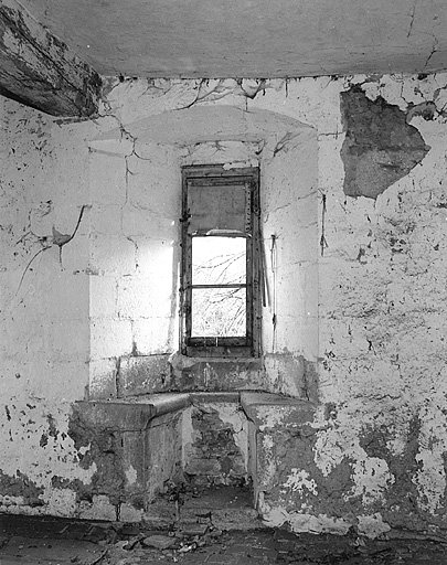 Intérieur, premier étage, pièce nord. Fenêtre à coussiège.
