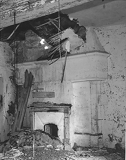 Intérieur, premier étage, pièce nord. Cheminée.
