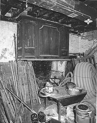Intérieur, pièce sud, rez-de-chaussée. Cheminée.