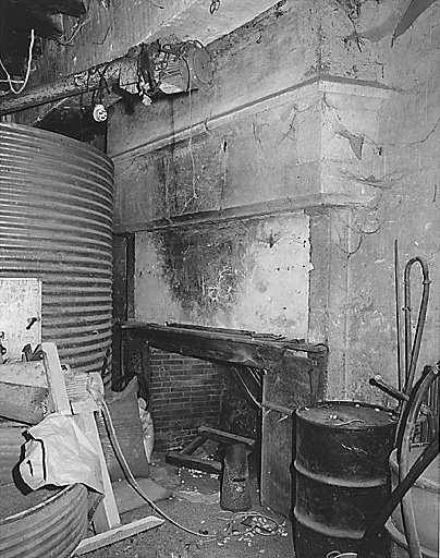 Intérieur, pièce sud, rez-de-chaussée. Cheminée.