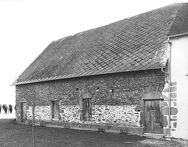 Peuvinaud. Ferme (cadastre 1990, AA 27, 28). Façade postérieure de la grange-étable, avec date 1630 portée sur un des linteaux.