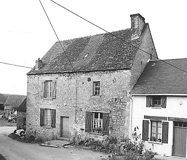 Le Bouchaix. Ferme (cadastre 1986 A2 493). Vue de la façade antérieure du logis, datant probablement du 17e siècle et remanié aux 19e et 20e siècle.