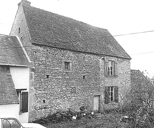 Le Bouchaix. Ferme (cadastre 1986 A2 493). Vue de la façade postérieure du logis, datant probablement du 17e siècle et remanié aux 19e et 20e siècle.