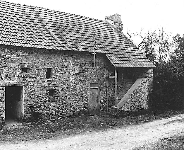Beautribeau. Ferme (cadastre 1990 G2 335). Vue du logis, avec escalier extérieur adossé à la façade antérieure, protégé par une avancée du toit formant auvent et menant à l'étage de comble.
