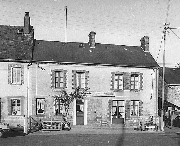 Bourg. Maison, actuellement café. Vue générale du logis.