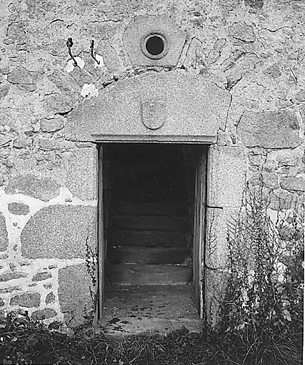 Façade antérieure du logis, porte d'entrée.